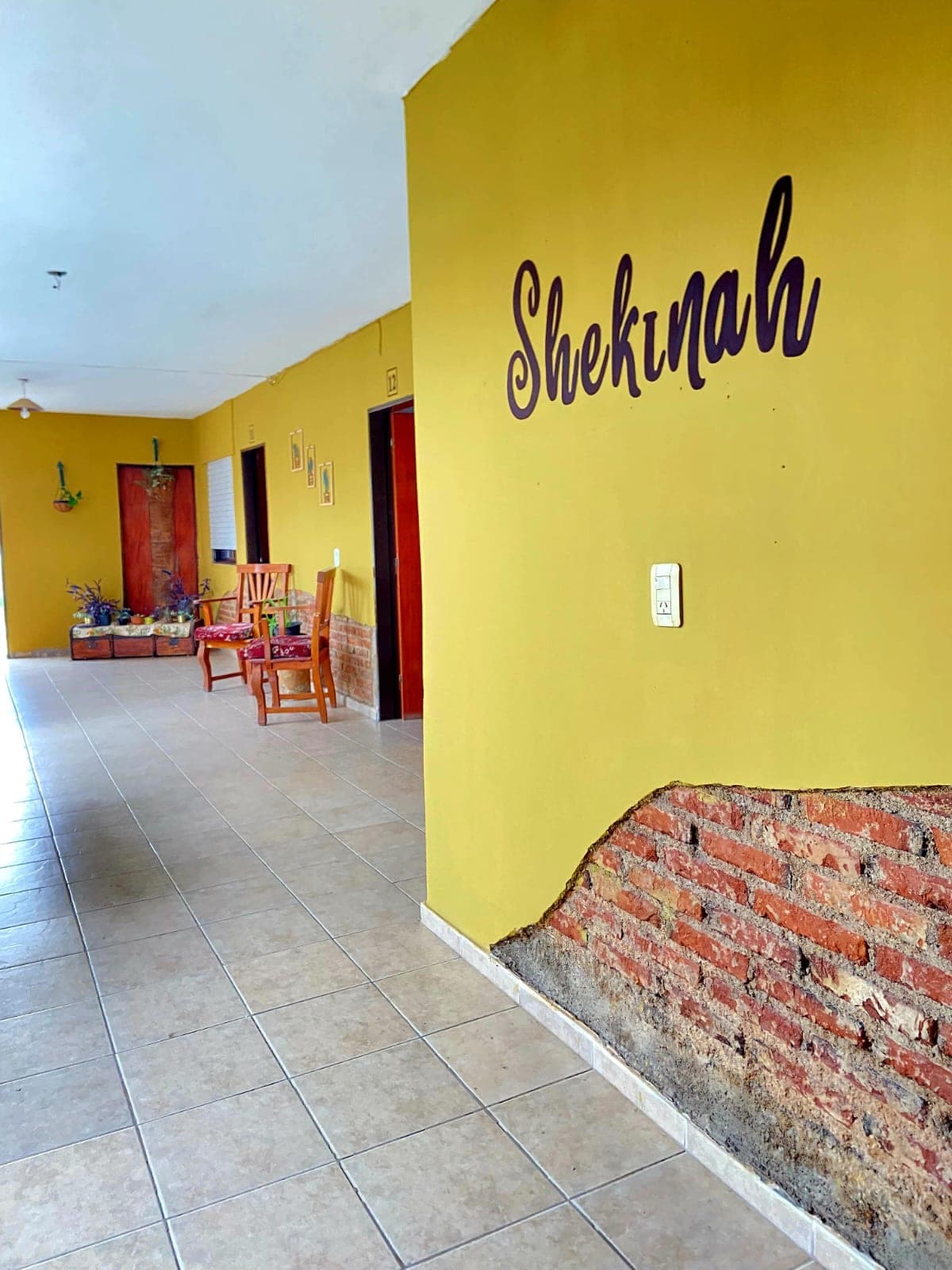 Galeria con el nombre Shekinah pintado en la pared
