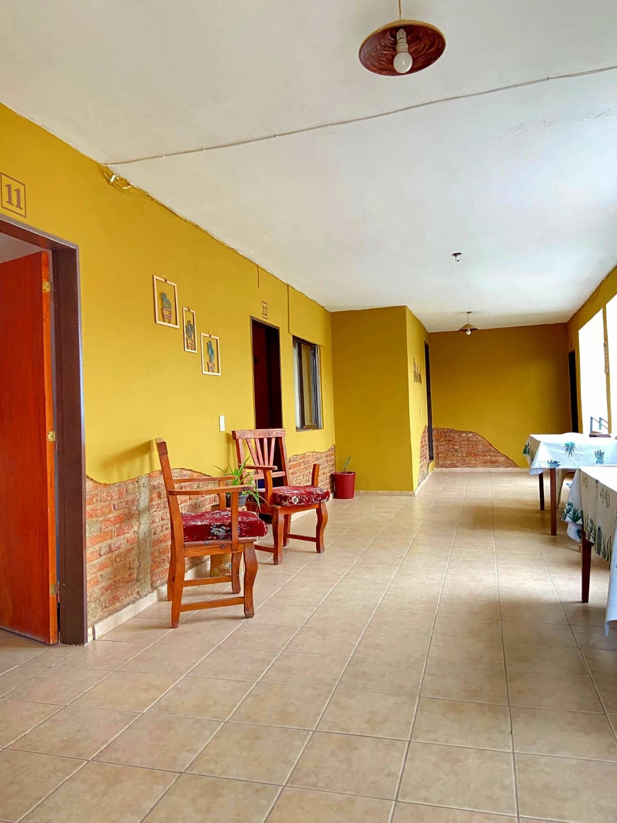 Galeria con las puertas numeradas de las habitaciones