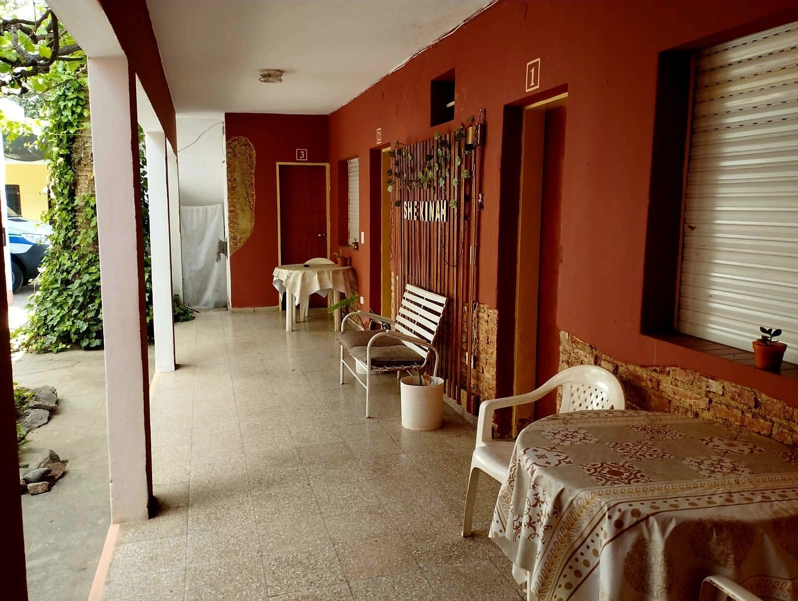Galeria con las puertas de las habitaciones numeradas