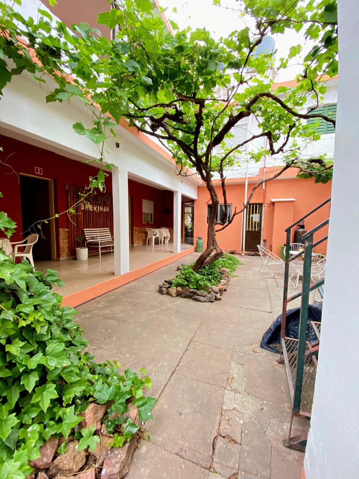 Patio interno con la escalera al primer piso