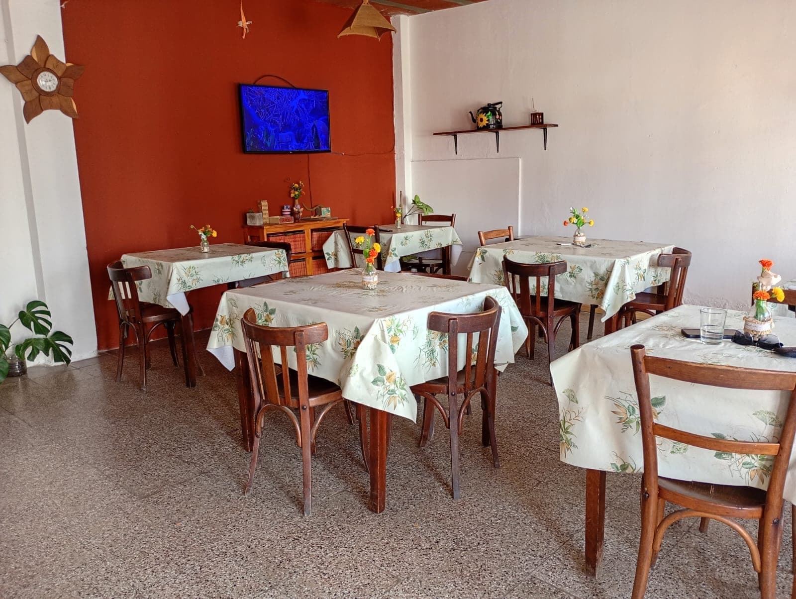 Desayunador con mesas puestas y television