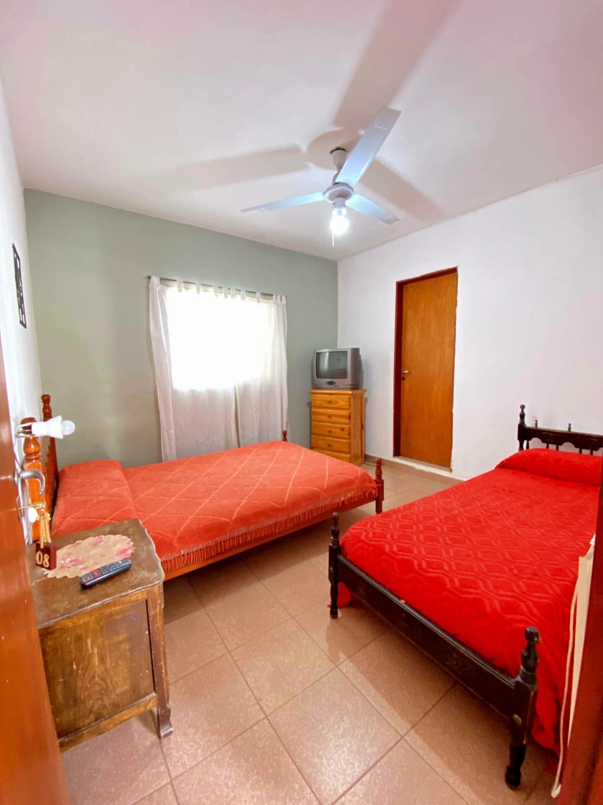 Habitacion con dos camas y ventilador de techo