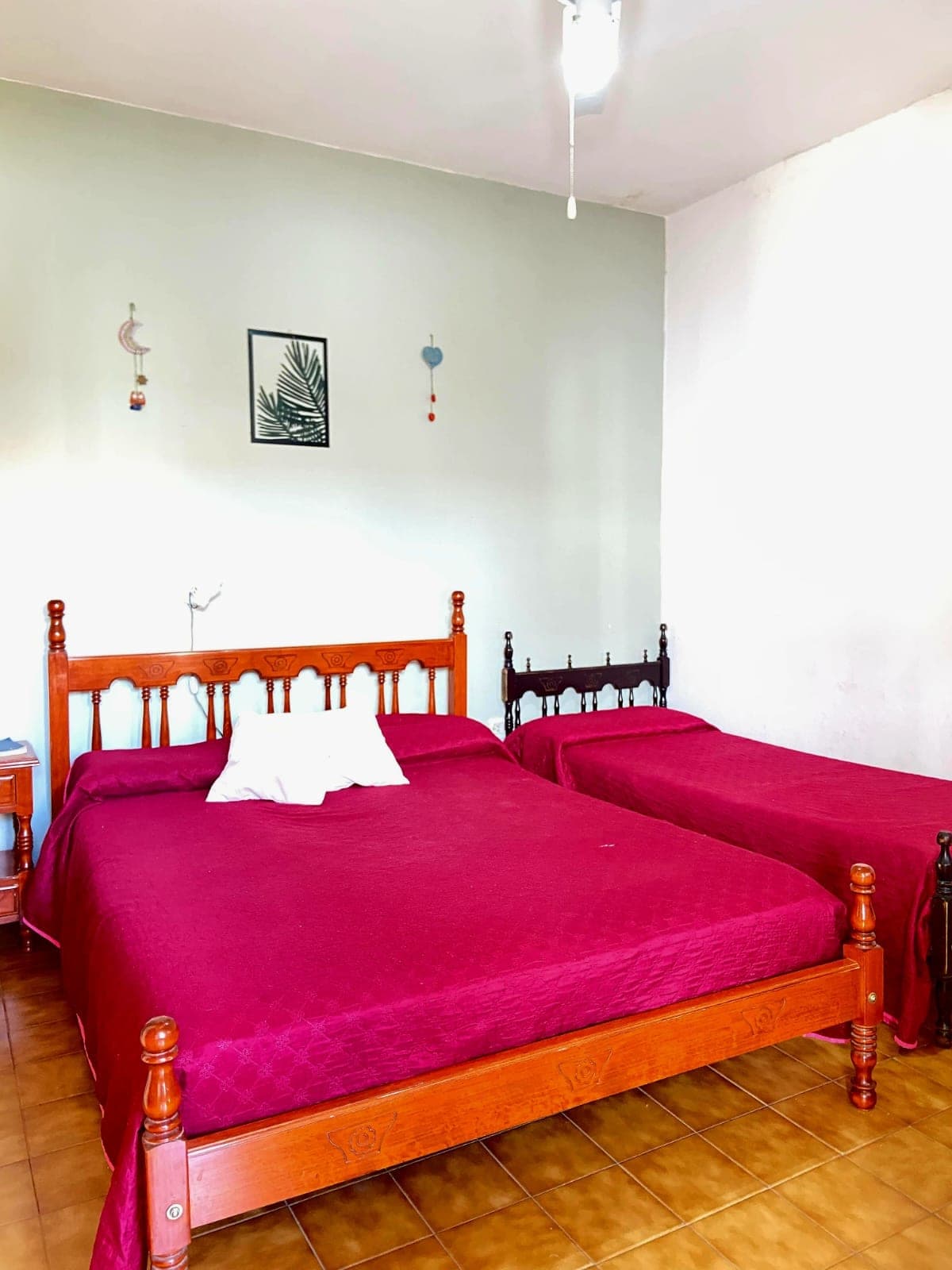 Habitacion con dos camas y decoracion en las paredes