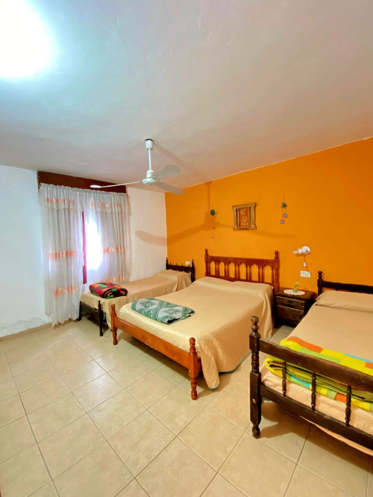 Habitacion con tres camas, ideal para grupos familiares