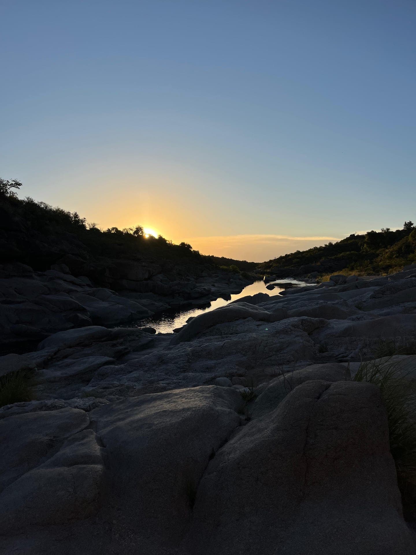 El rio entre las piedras al atardecer
