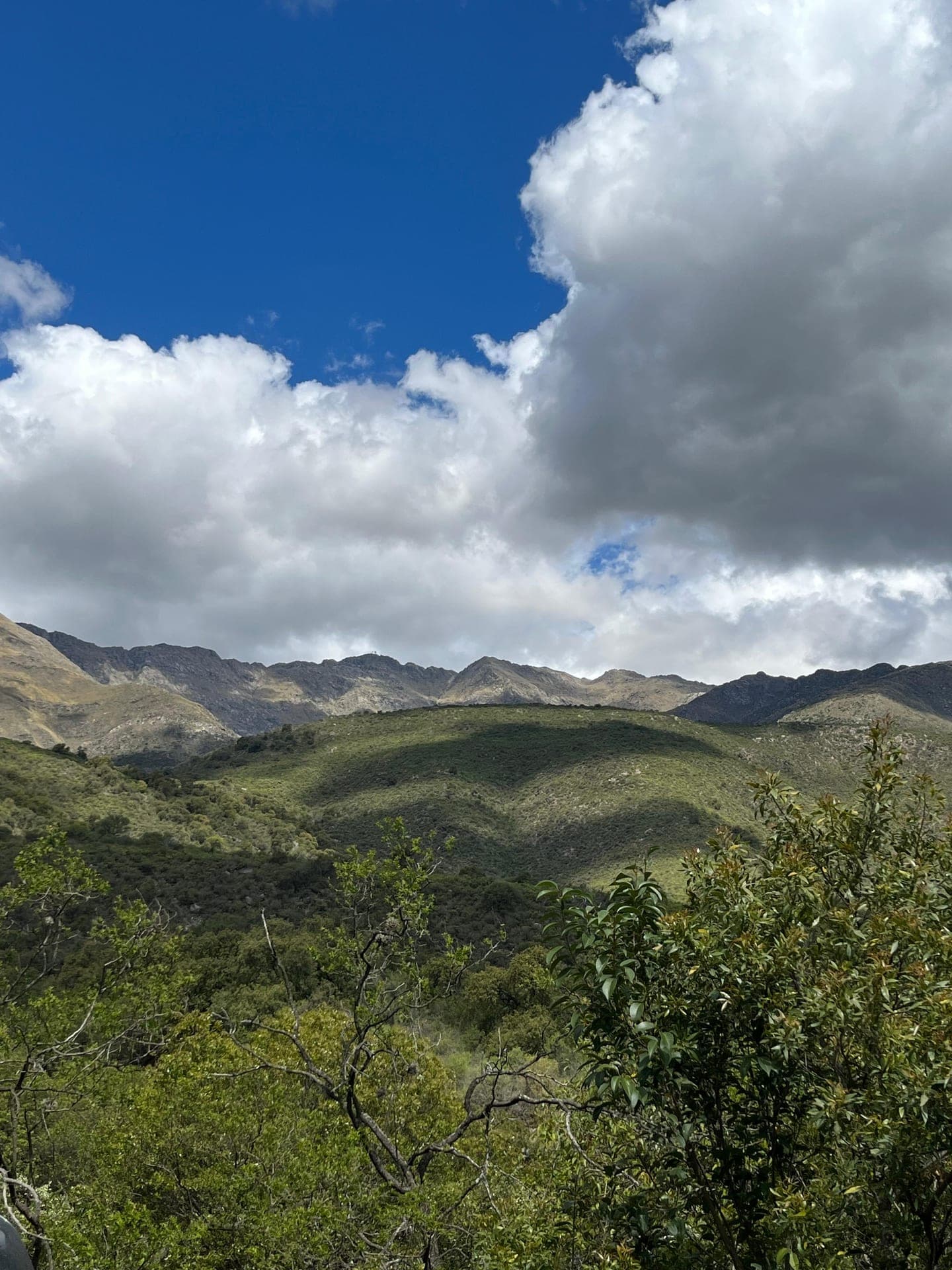 Las sierras verdes de Traslasierra con nubes