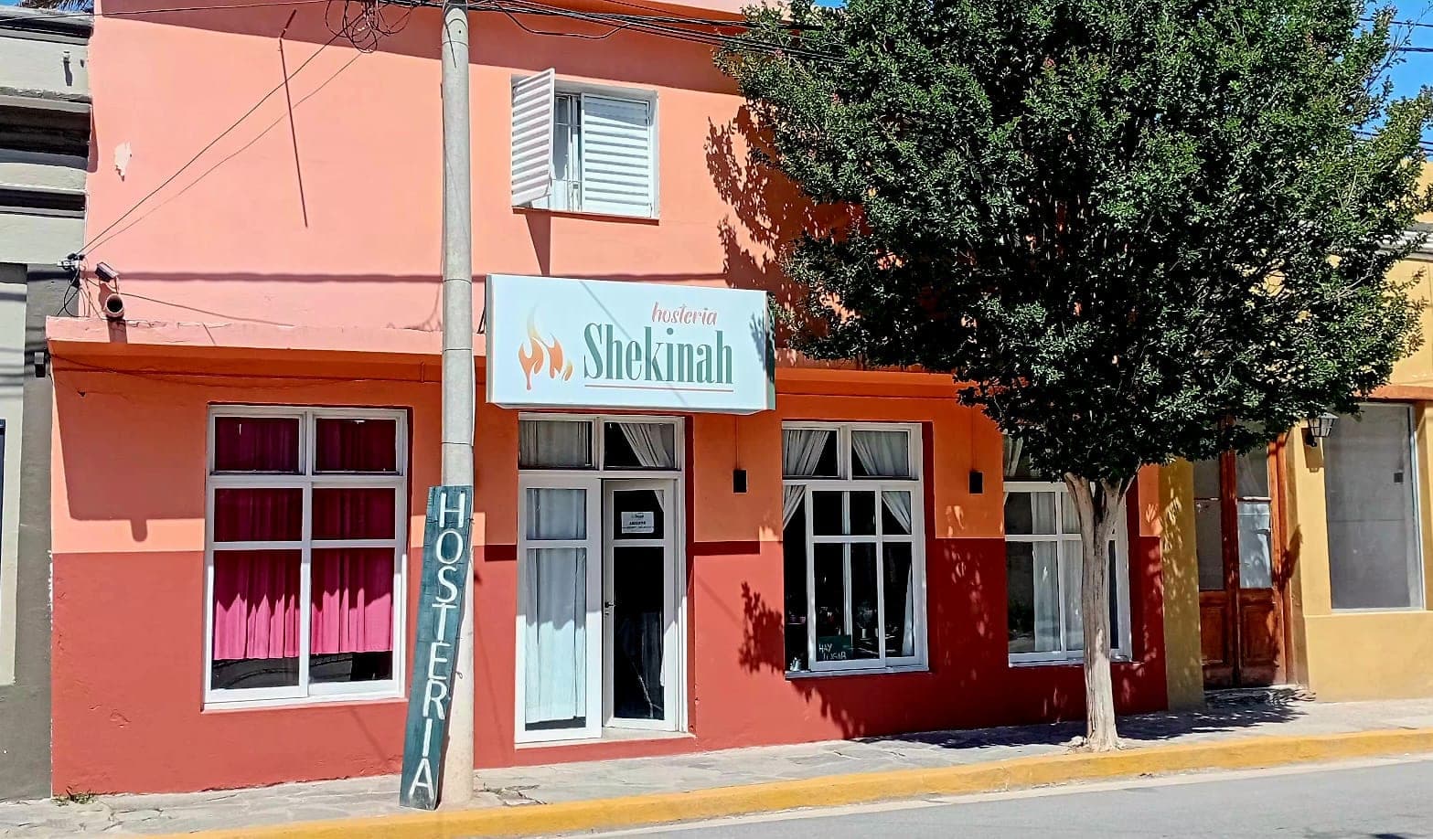 Frente de Hosteria Shekinah sobre la calle